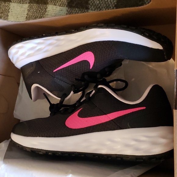 NIKE Revolution Girls Sneakers size 5y